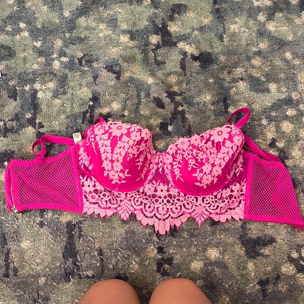 Super cute Victoria’s Secret bra top.